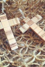 cruz de madera pirograbada
