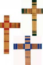Cruz madera lenga pirograbada y con grecas 10cm