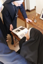Viendo el álbum de fotos de la Profesión